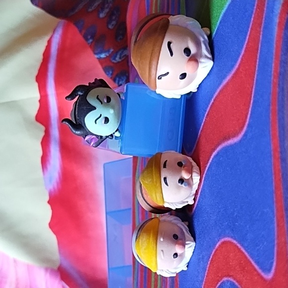 Disney Tsum Tsum Snow White's 3 Dwarfs and Maleficent toy set - Picture 2 of 6